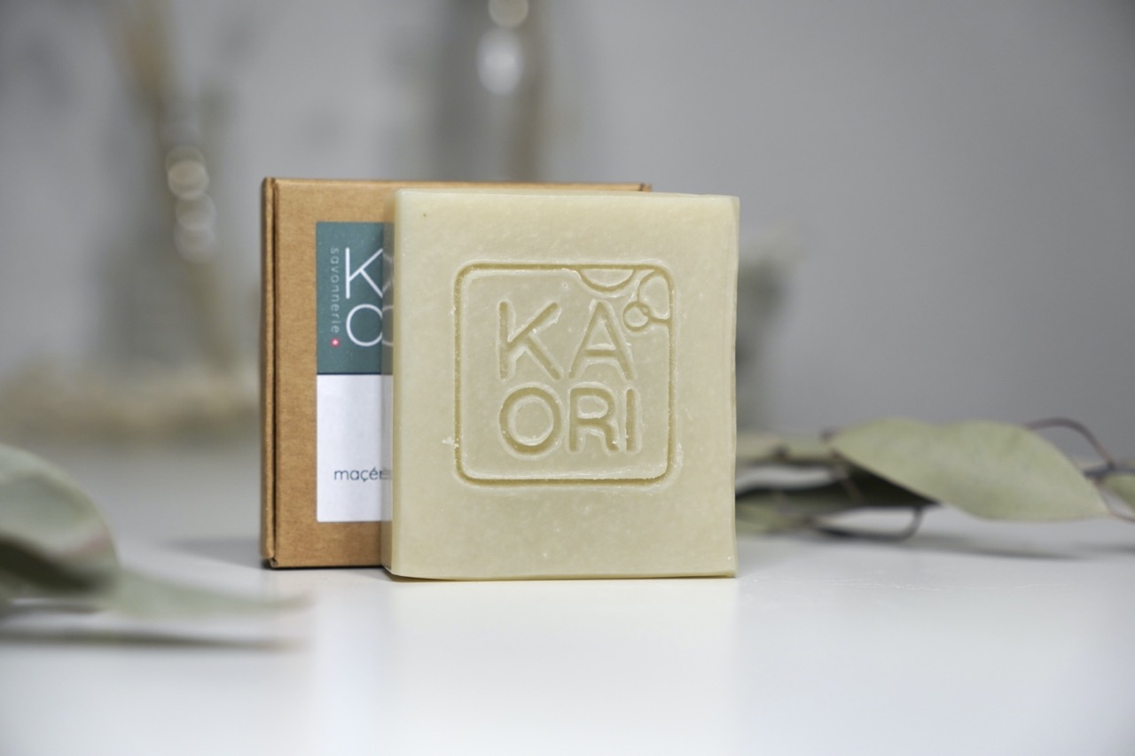 Savon solide KAORI surgras végétal au maçérat de Verveine avec son emballage cartonné zero plastique pour moins de déchet