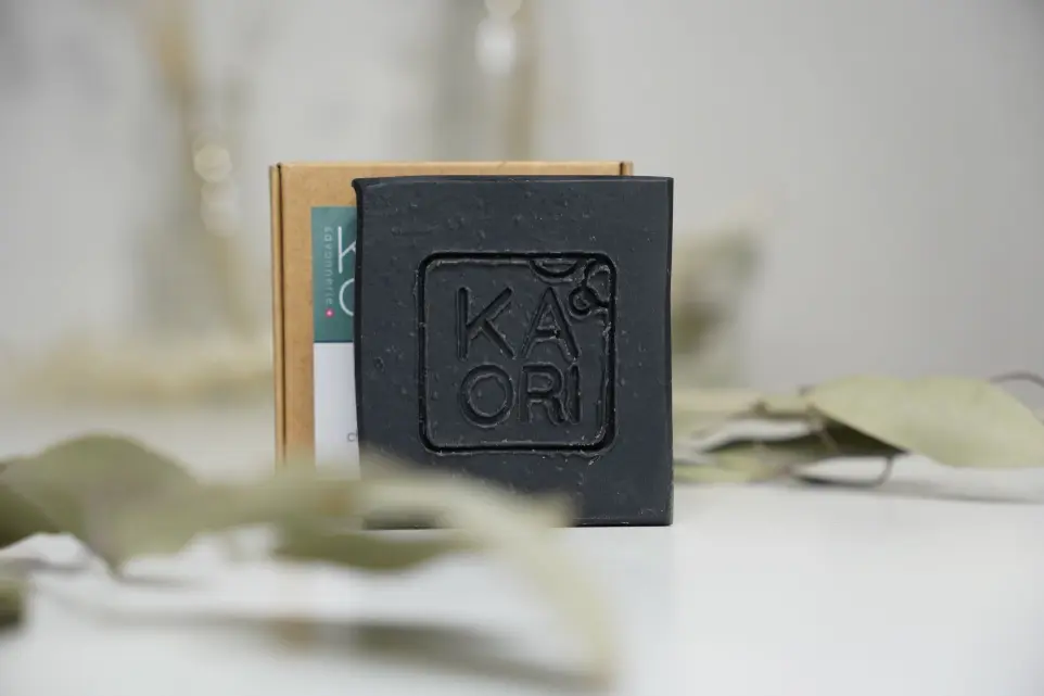 Savon solide KAORI surgras boisé au charbon végétal avec son emballage cartonné zero plastique pour moins de déchet