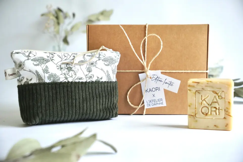 Coffret cadeau avec l'atelier de Daphné et sa trousse bicolor en velours côtelé et un savon édition limitée Fleurs sauvages au maçérat de coquelicot et pétales de calendula