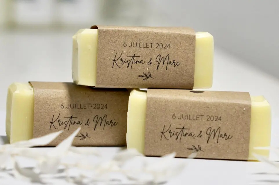 Savons de 45gr personnalisé pour un mariage avec fourreau en papier kraft