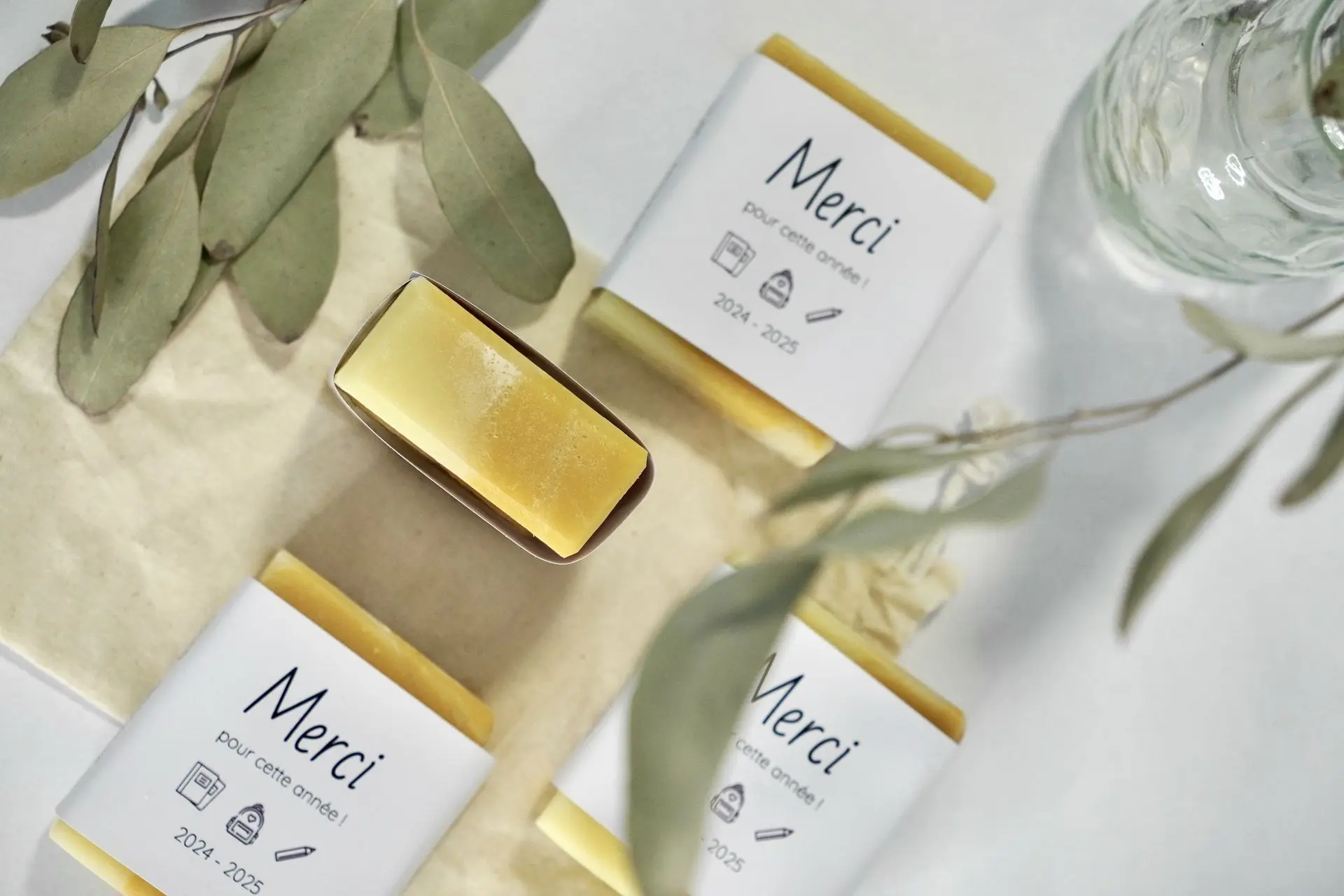 Cadeau artisanal avec un savon surgras au message personnalisé "Merci pour cette année"